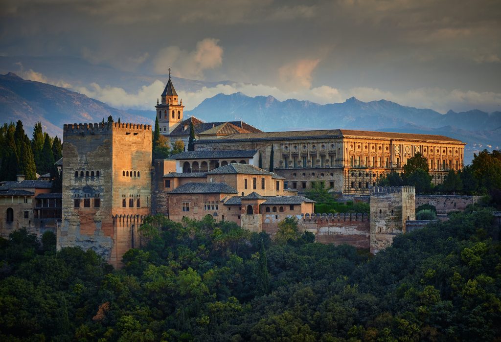 Photo de Vidar Nordli-Mathisen sur Unsplash View on the Alhambra (al-ḥamrāʼ in Arabic), from the Mirador de San Nicolas, Province of Granada, Andalusia, Spain.