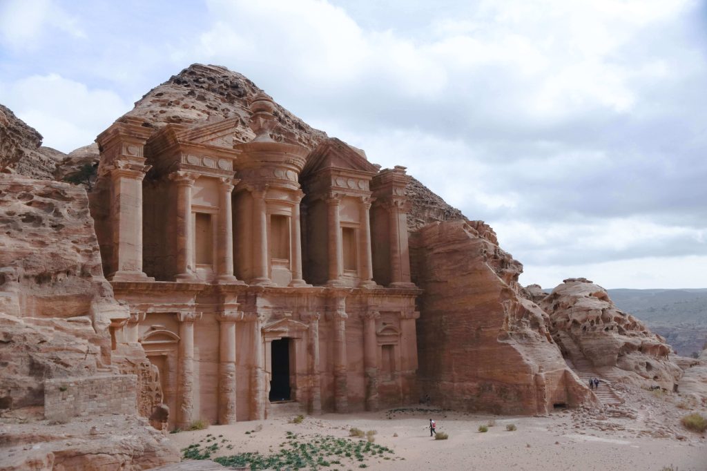 Photo by Emile Guillemot sur Unsplash Petra, Raqmu or Raqēmō, the ‘Rose City’, capital city of the Nabataeans, UNESCO World Heritage Site, Ma'an Governorate, Jordan