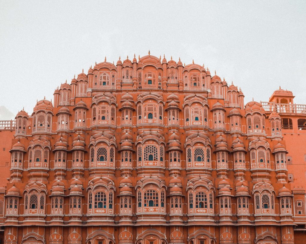 Photo de Prateek Katyal sur Unsplash The Hawa Mahal palace, ‘Palace of Winds’ and ‘Palace of the Breeze’, Rajput dynasty, Jaipur, Rajasthan, India